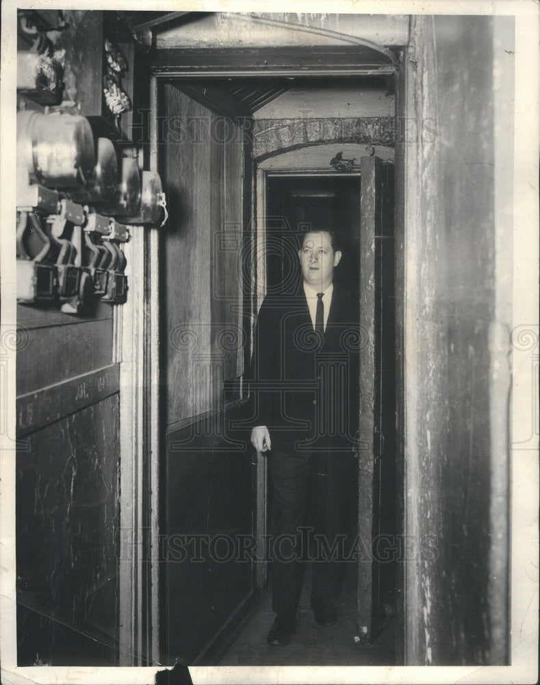 1963 Press Photo Robert E. Mann, inspecting slum. - Historic Images