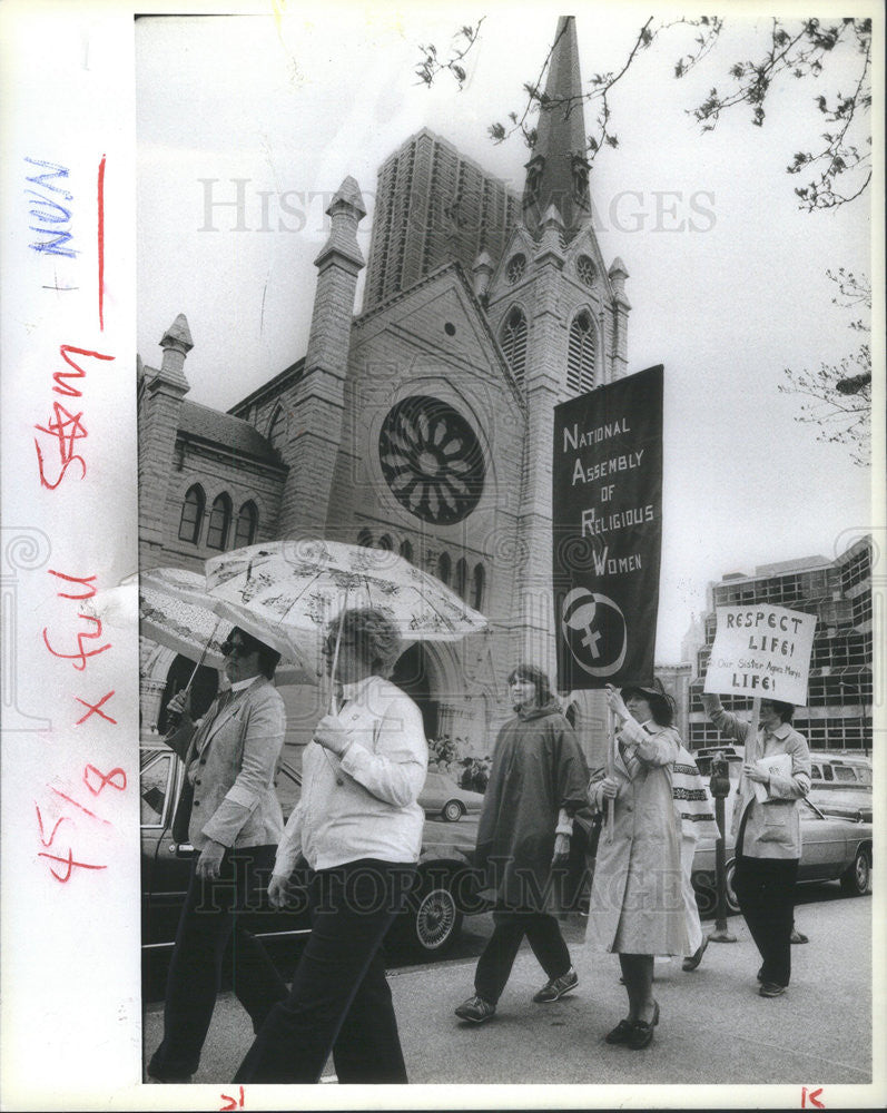 1983 Press Photo Nuns &amp; lay women protest the forcing of Sister Mary Agnes - Historic Images