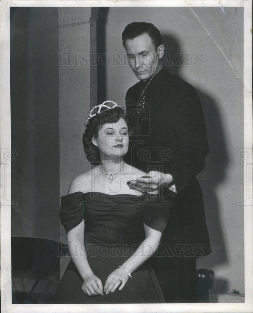 Undated Press Photo Rev Edward F Manthei Appears In Hamlet - Historic Images