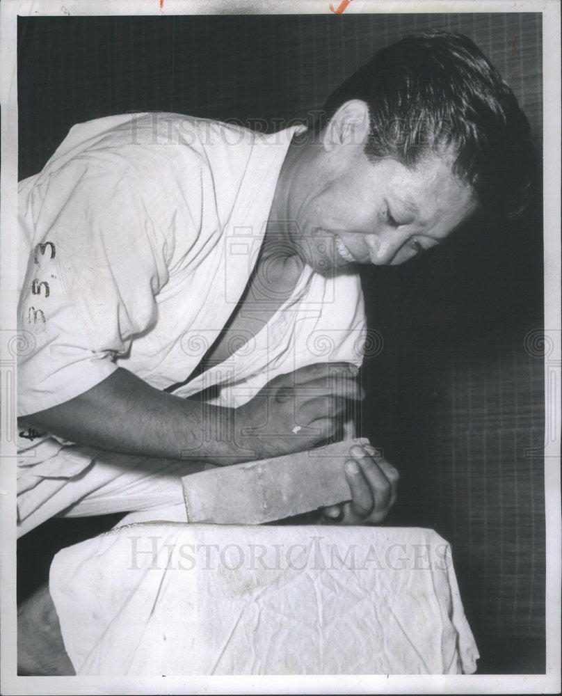 1960 Press Photo Nakamoto demonstrates karate - Historic Images