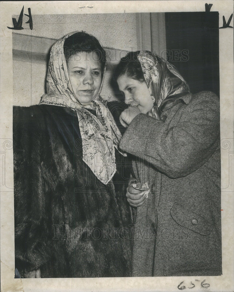 1950 Press Photo Mother Mercedes And Wife Of Alfonso Najera Outside County Jail - Historic Images