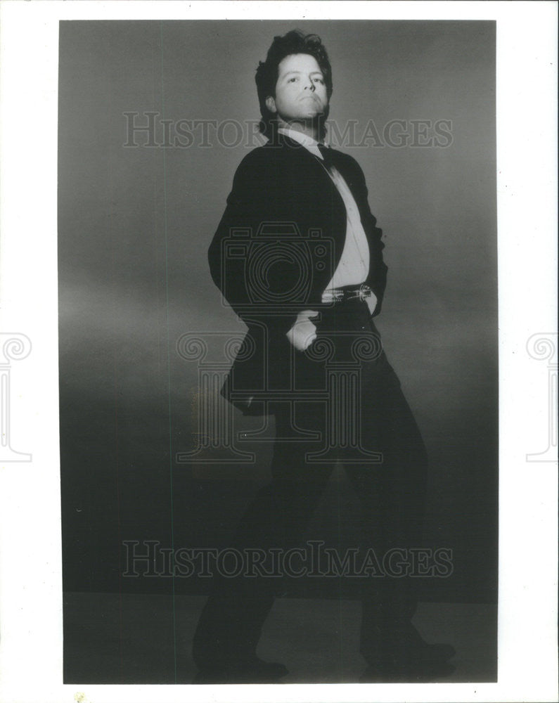 1993 Press Photo Alejandro the Macho Busboy in Rick Najera&#39;s show - Historic Images