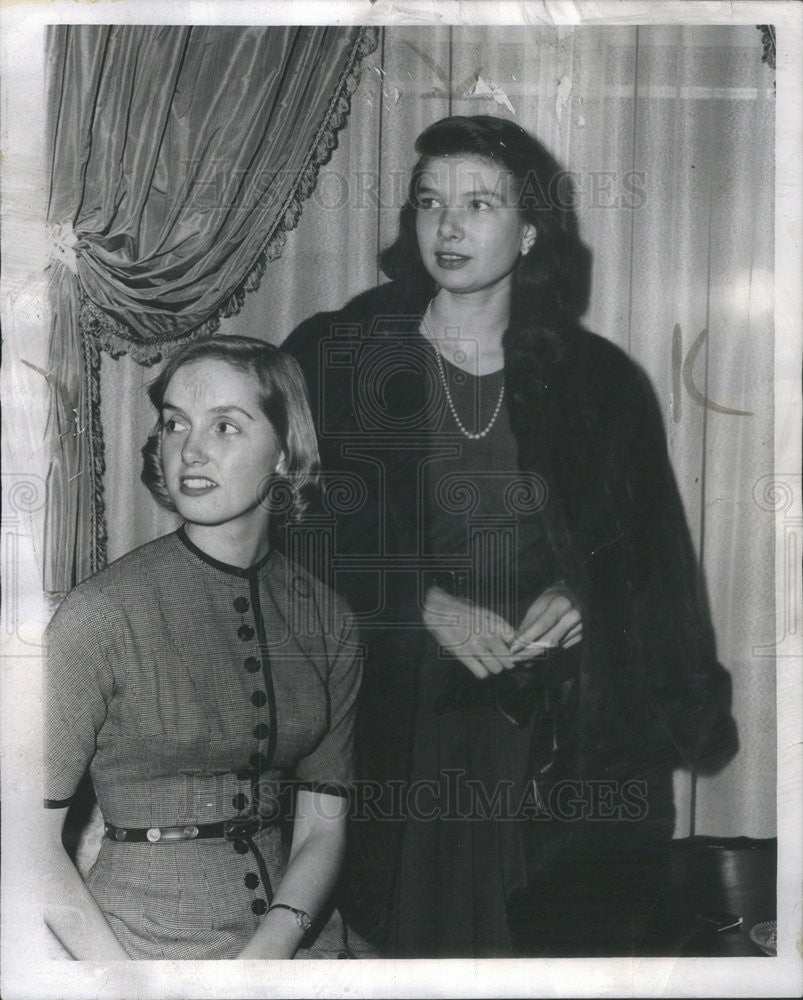 1956 Press Photo Elizabeth Eiting (seated)and Mrs. MacChesney Mantout-Bretagna - Historic Images