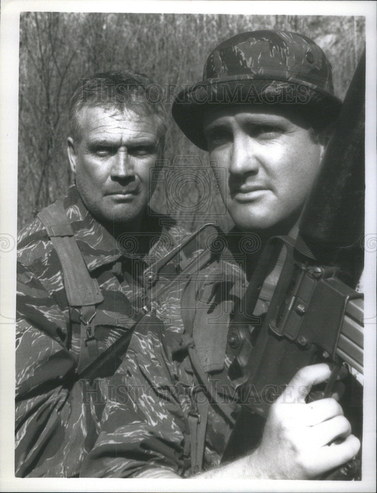 1990 Press Photo Lee Majors & Lee Majors Jr. on "Tour of 
Duty." - Historic Images