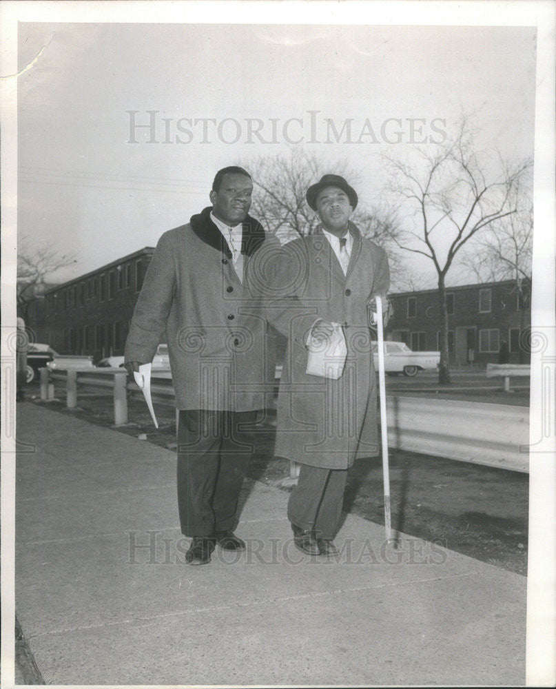 1964 Press Photo John Holder leads blind voter Mose McCurty to 1st ward precint - Historic Images