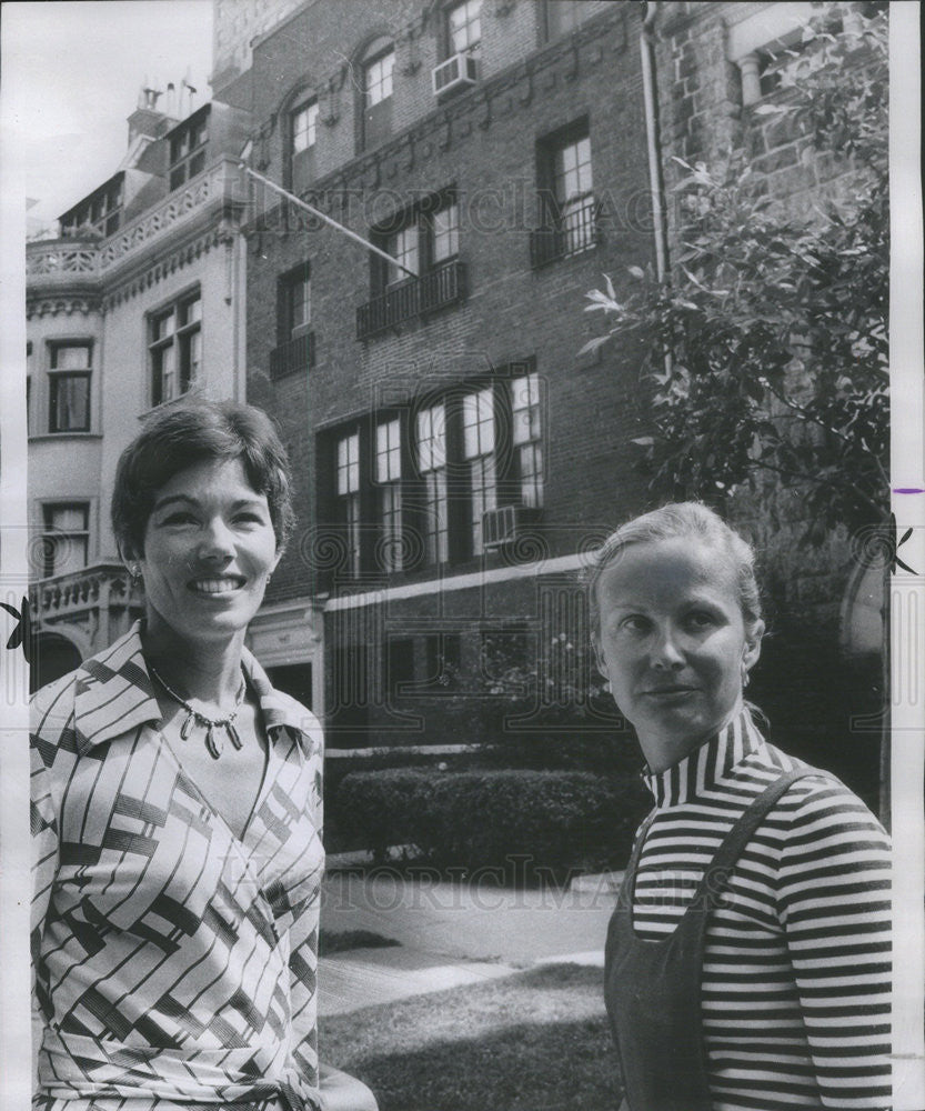 1975 Press Photo Mrs. John McDermott &amp; Mrs. Rody Biggert. - Historic Images