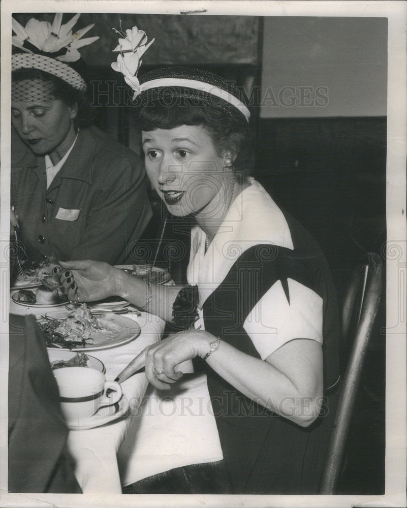 1949 Press Photo Mrs John N McConnell - Historic Images