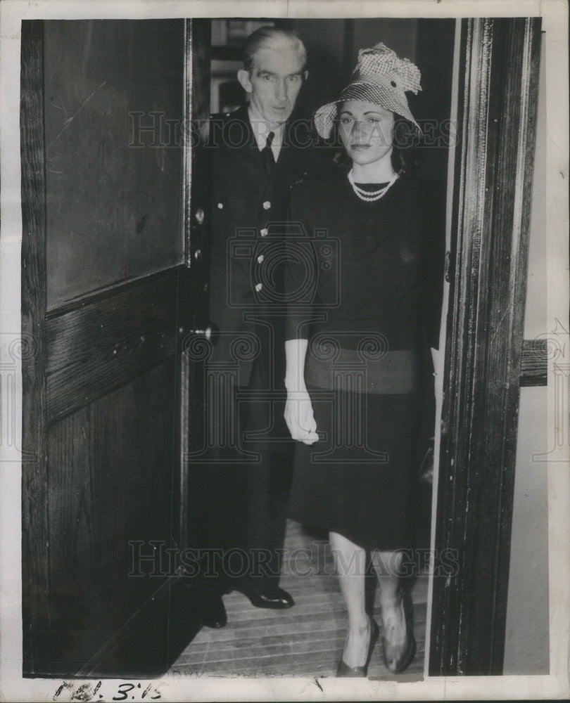 1945 Press Photo Mrs Morris Margolis Leaving Police Station After Questioning - Historic Images