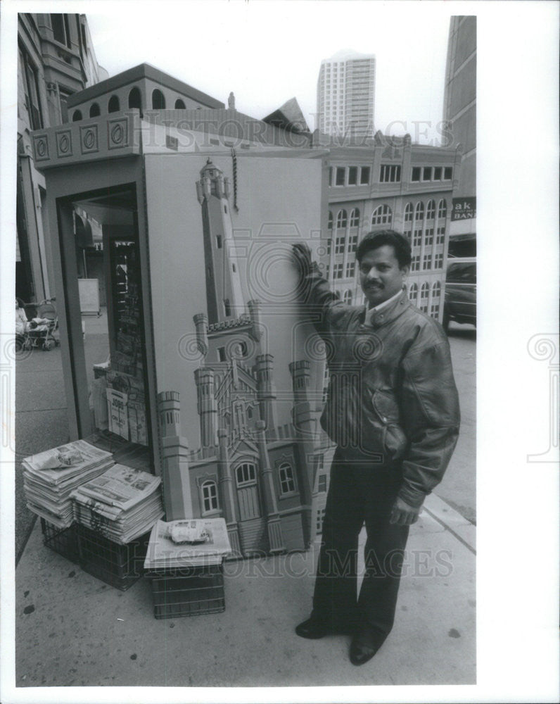 1992 Press Photo of Prasad Tharakaturi at his newsstand at 1009 N. Rush, Chicago - Historic Images