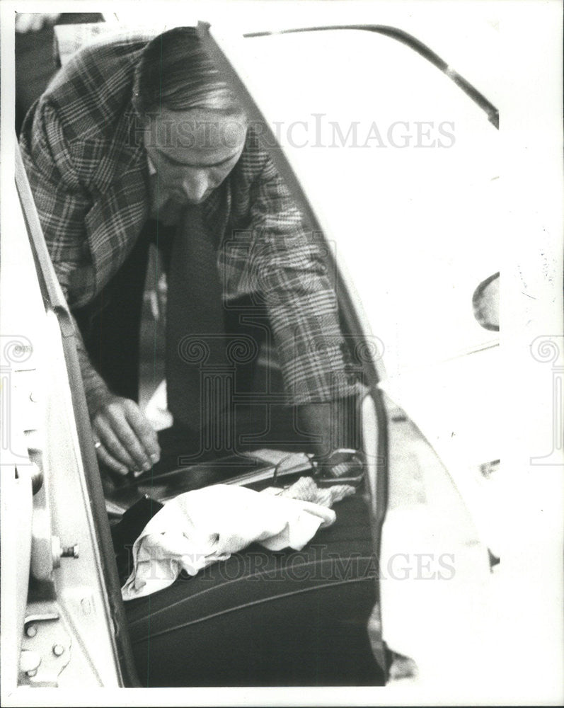 1977 Press Photo looking for evidence in car of slain cop Mark Thanasouras - Historic Images