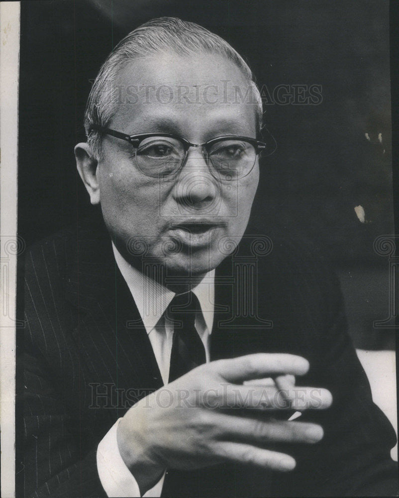 1971 Press Photo U thant visiting company officials - Historic Images