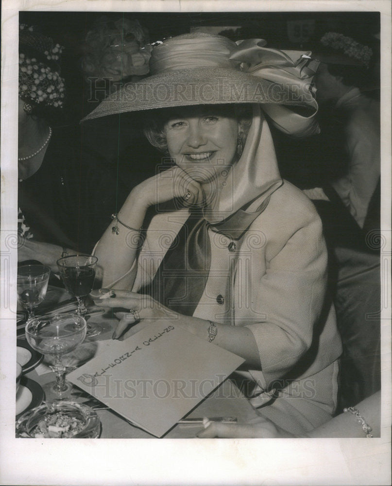 1962 Press Photo Mrs. Arthur L Lyons friends of Orphans Charity - Historic Images