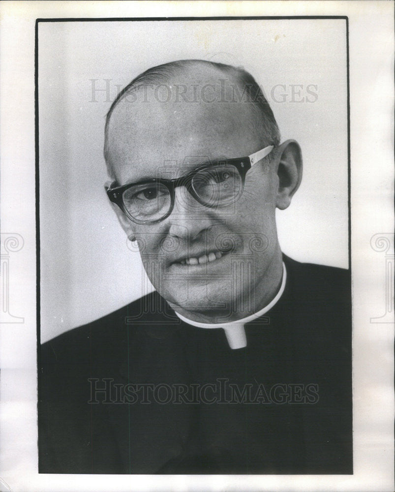 1972 Press Photo Minister Eugene Lyons Sts. Faith and Hope and Charity Church - Historic Images