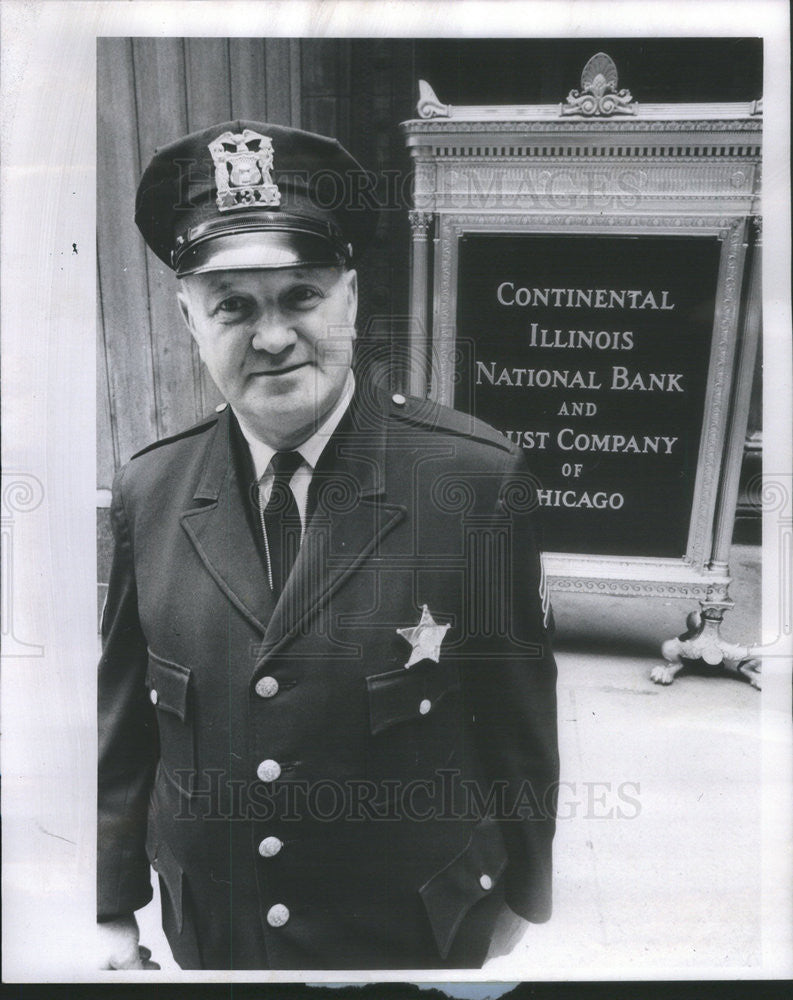 1969 Press Photo tom lyons bank guard - Historic Images