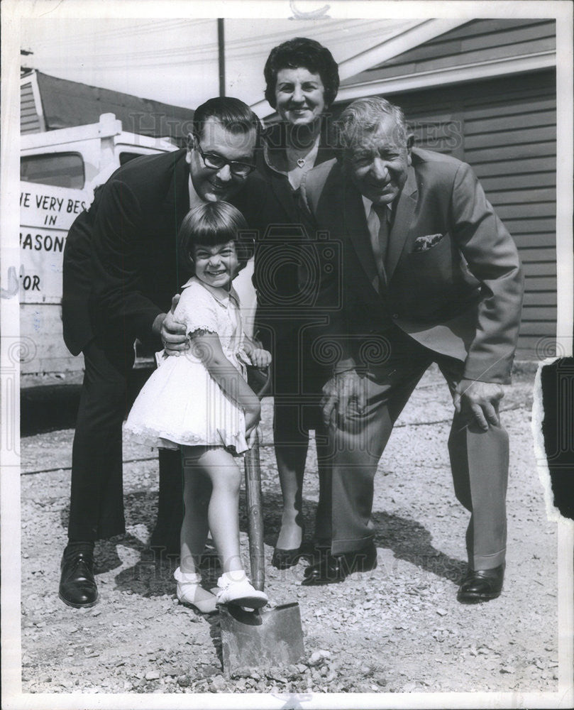 1961 Press Photo A I Lurya,pres and founder of Best Built Co with 3 generations - Historic Images