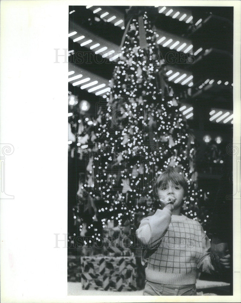 1985 Press Photo Go Thompson of Ill daughter at Christmas tree lighting - Historic Images