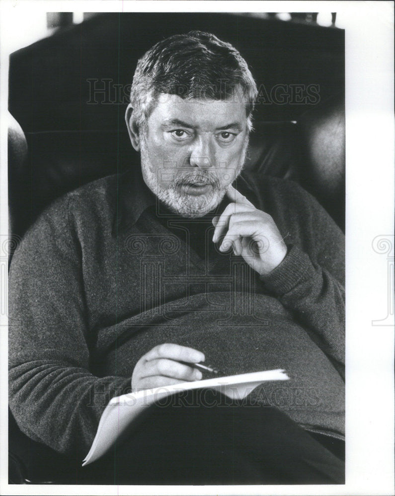 1986 Press Photo Author Gordon Thomas Works On His New Project - Historic Images