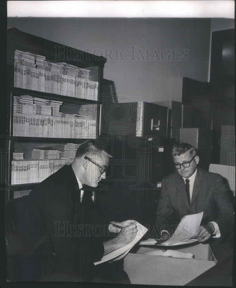 1963 Press Photo Asst States Atty JR Thompson and DJ Leahy - Historic Images