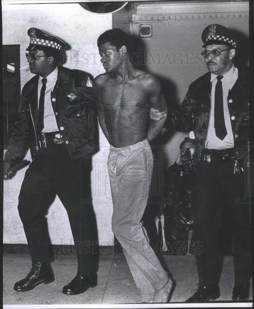 1975 Press Photo Keith Lester escorted by Police - Historic Images