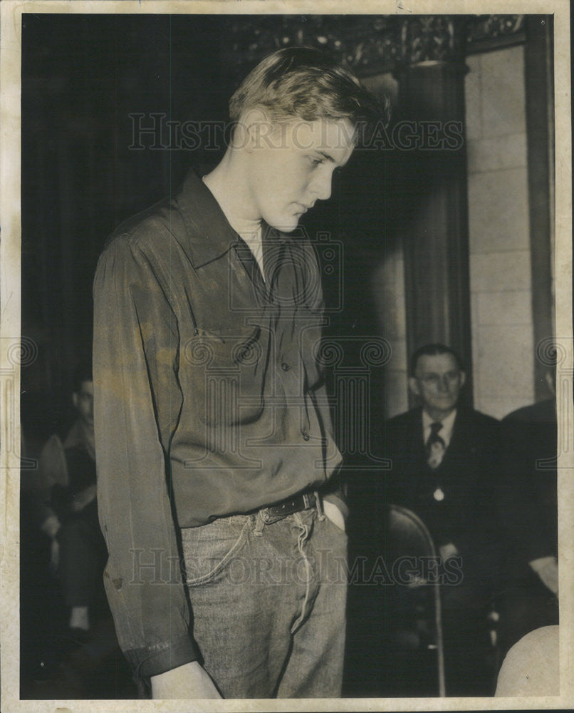 1952 Press Photo Nelson Letts Stands In Front Of The Coroner - Historic Images