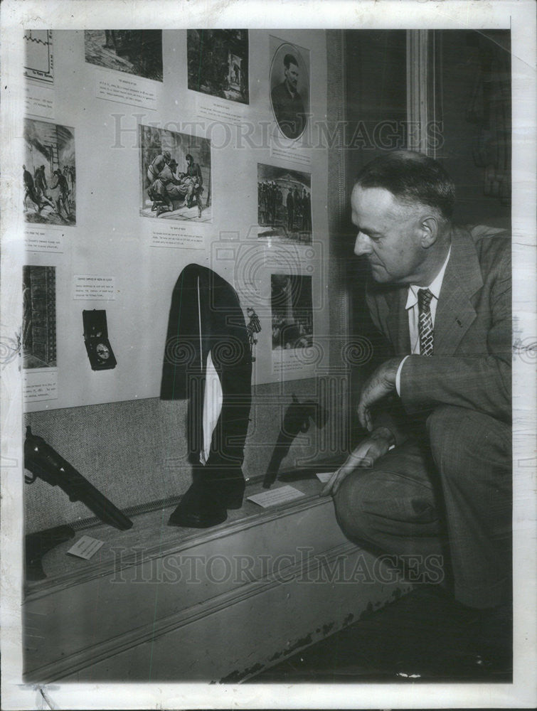 1961 Press Photo Dr Richard D Mudd,tries to clear ancestors name - Historic Images