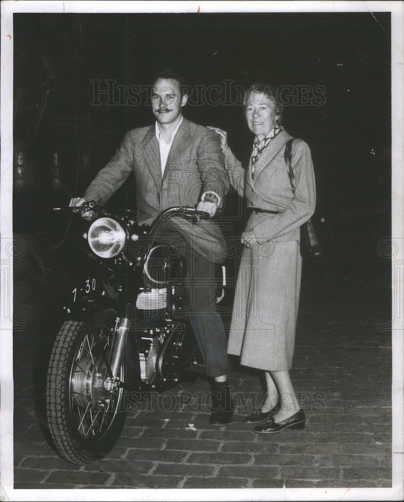 1955 Press Photo Paul Moyer Jr. with his mother after leaving SS Independence - Historic Images