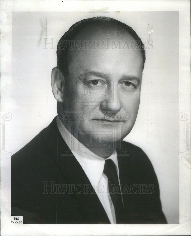 1960 Press Photo Paul Moyer President of Sheraton Blackstone Hotel - Historic Images