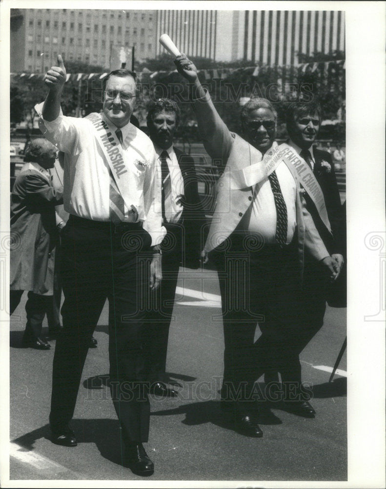 1985 Press Photo James Thompson of Greek Presidential Guard &amp; Mayor Washington - Historic Images