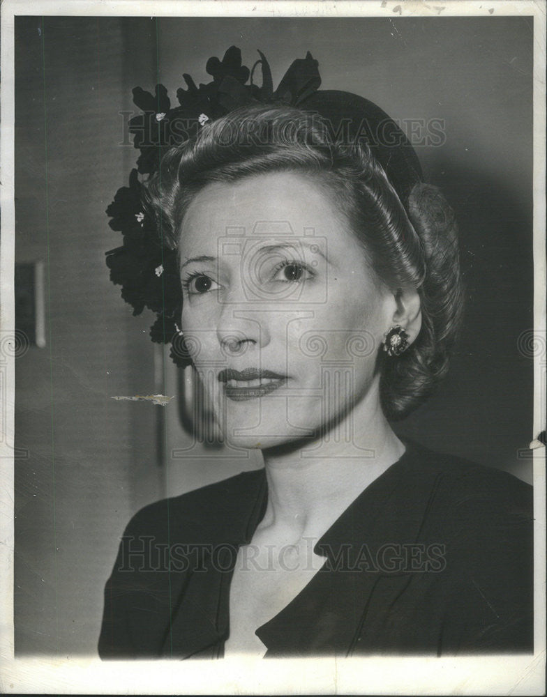 1943 Press Photo Helen Menken Stage & Radio Star wife of Dr Henry Menken - Historic Images