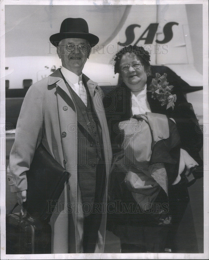 1954 Press Photo Mr &amp; Mrs Carl Lundquist Leaving for Sweden - Historic Images