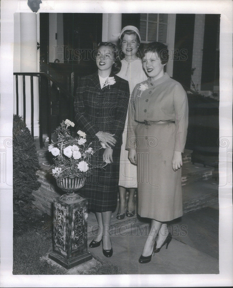 1954 Press Photo Virginia Lunding, Mary Forbes And Jean Reeder At Smith College - Historic Images