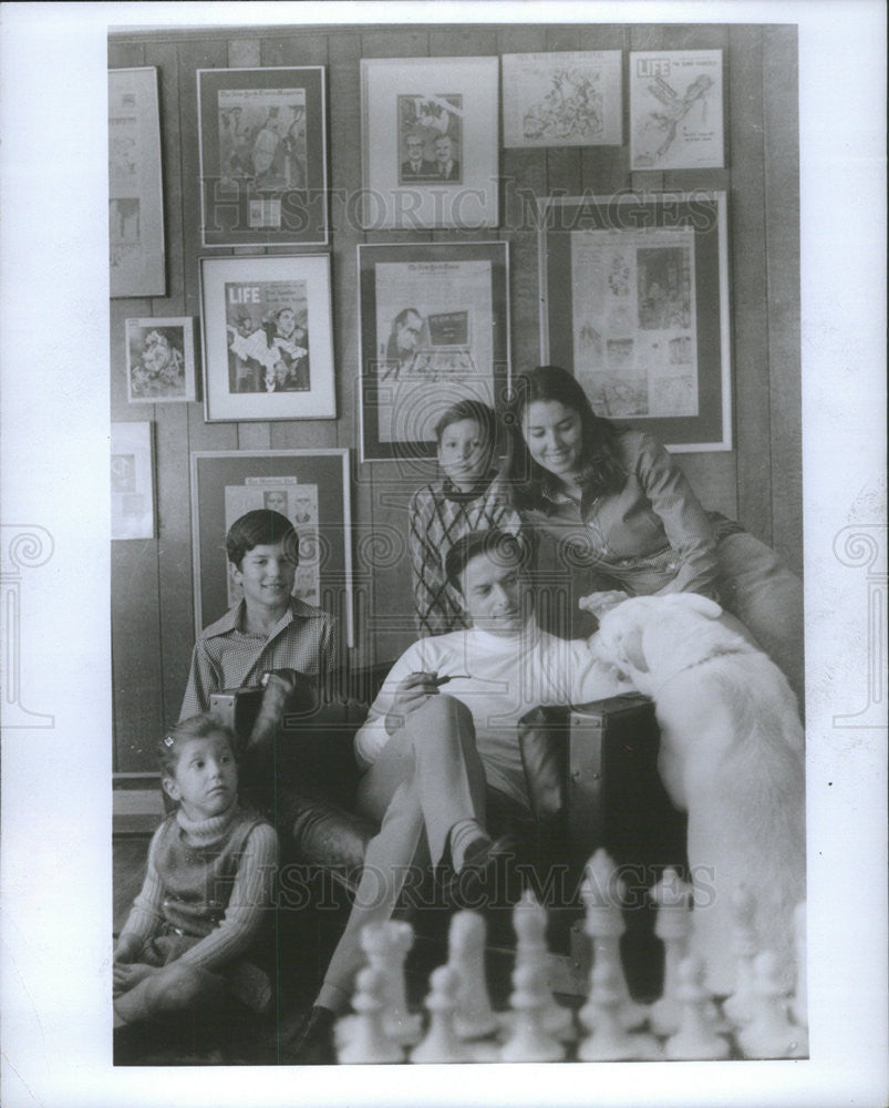 1973 Press Photo Ranan Lurie Cartoonist and his Family in Conneticut - Historic Images