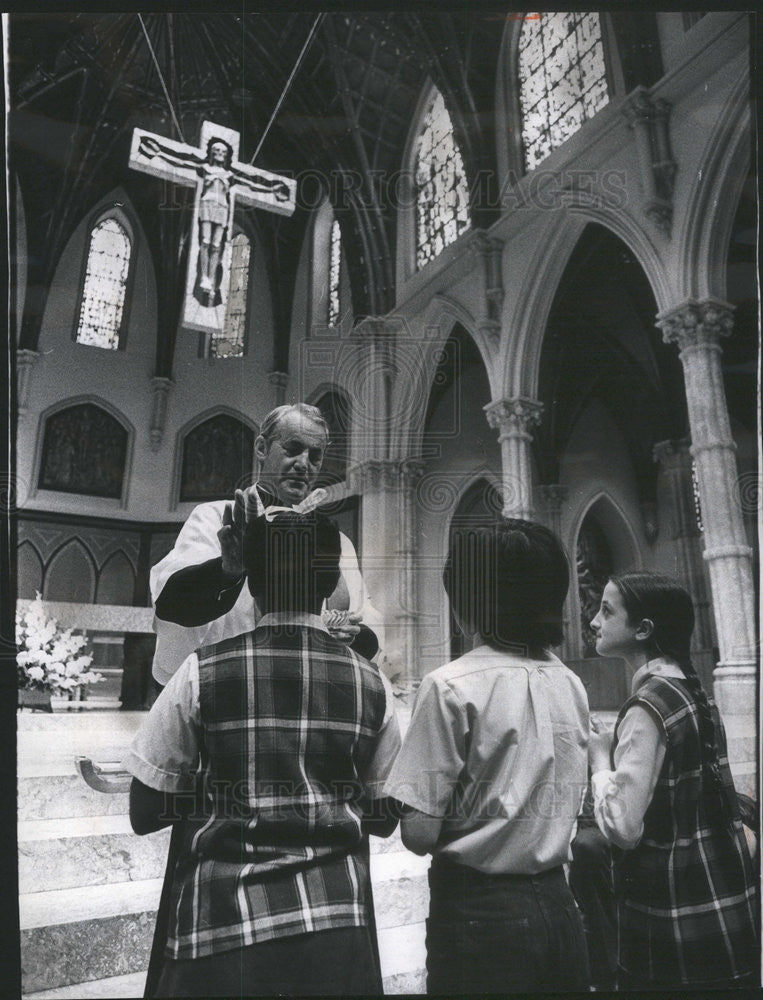 1973 Press Photo Rev Timothy Lyne of Holy Name Cathedral Putting Ashes On Them - Historic Images