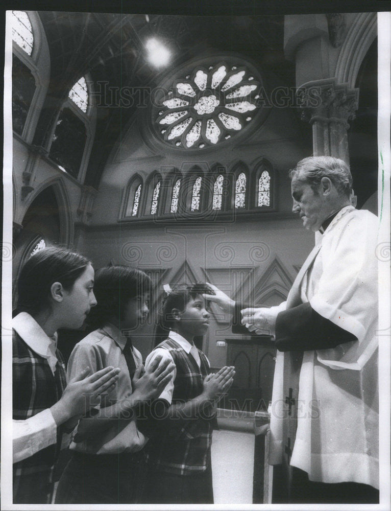 1973 Press Photo  Rev Timothy Lyne of Holy Name Cathedral Putting Ashes On Them - Historic Images