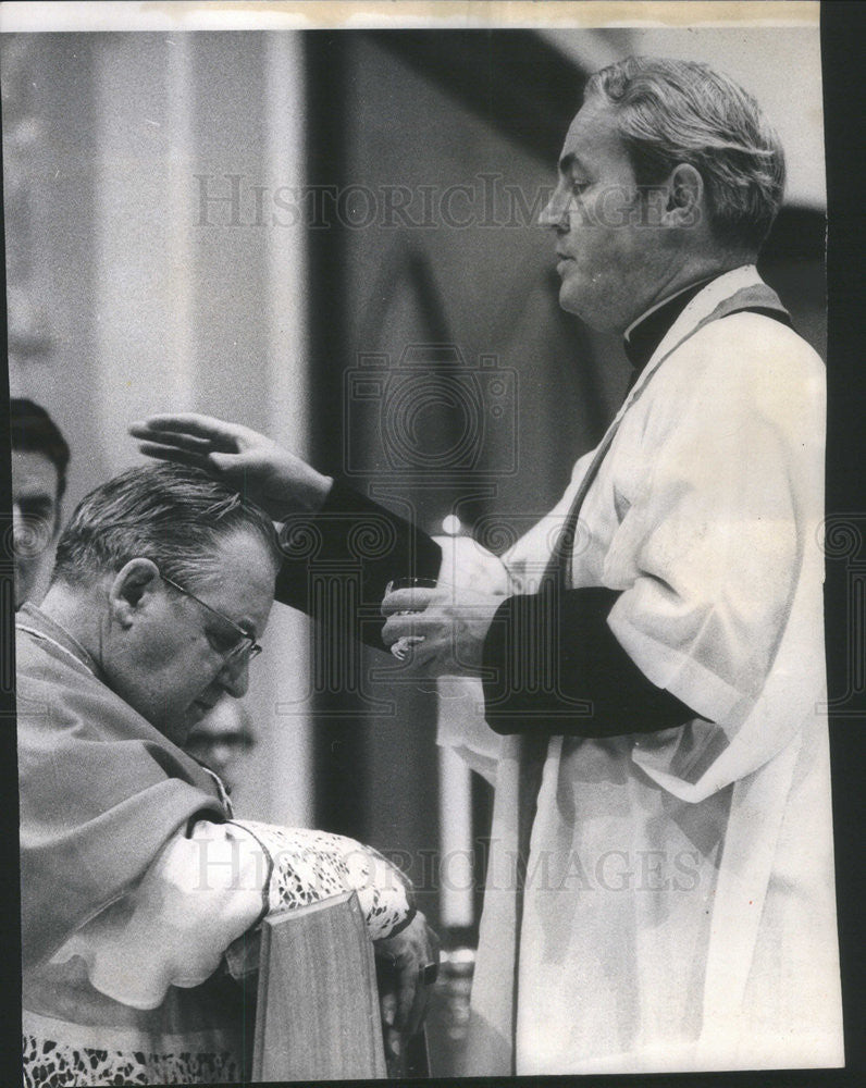 1971 Press Photo John Cardinal Cody, Archbishop of Chicago, &amp; Father T Lyne - Historic Images