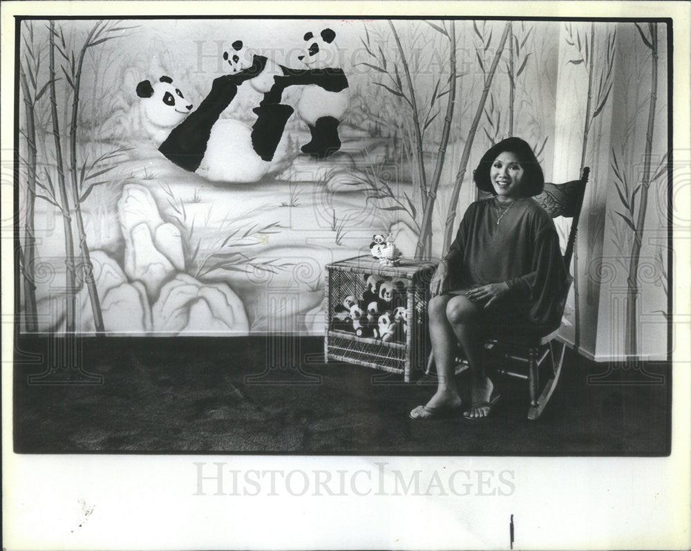 1985 Press Photo Linda Yu decorating her babies room. - Historic Images