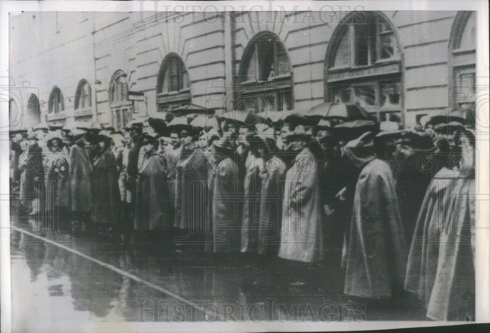 1960 Press Photo Crowd outside Rusian court waiting for Francis Powers - Historic Images