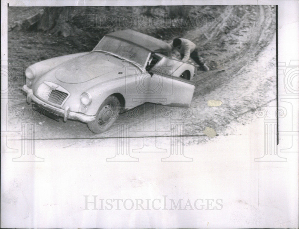 1962 Press Photo Pilot Francis Gary Powers Pushes Correspondent Flinner&#39;s Car - Historic Images