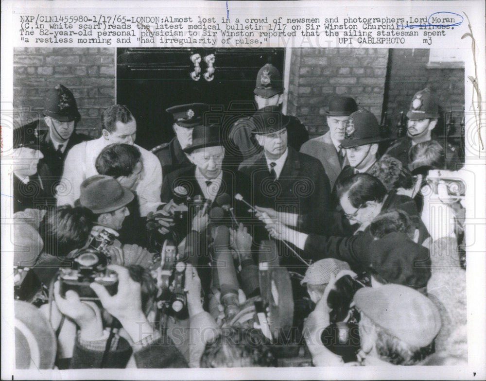 1965 Press Photo Lord Moran reads the latest medical bulletin on Sir Winston - Historic Images