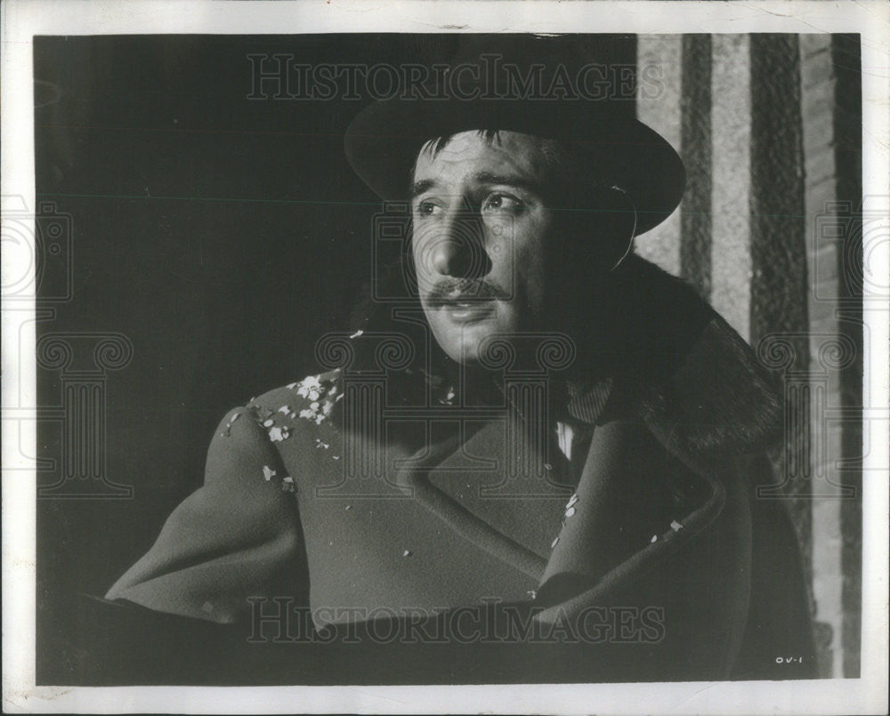 1954 Press Photo Renato Rascel Stars In &quot;The Overcoat&quot; - Historic Images