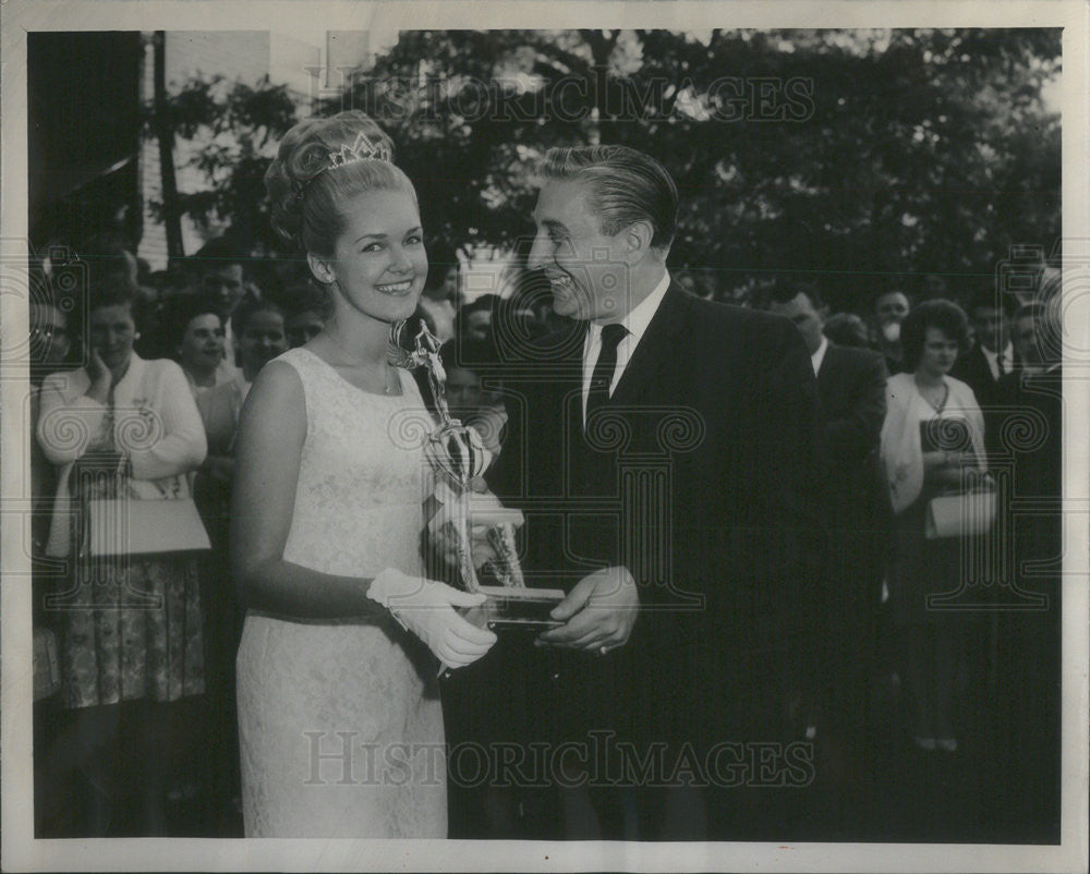 1965 Press Photo Freedom Queen Irene Radzyminski Representative Roman Pucinski - Historic Images