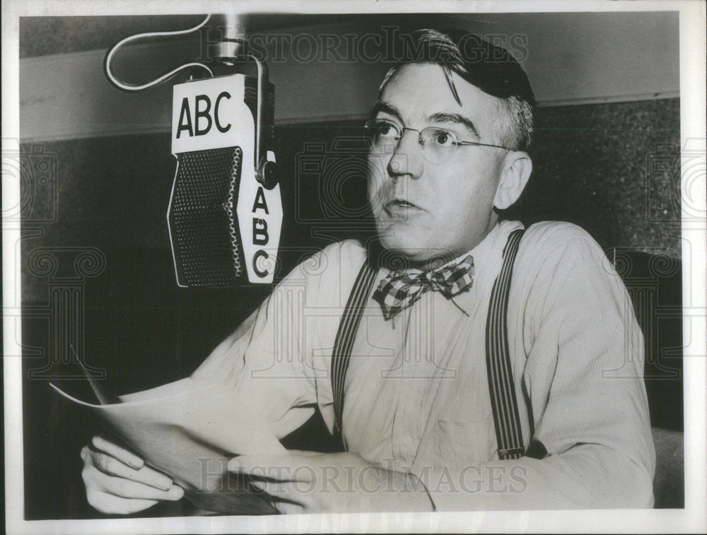 1950 Press Photo ABC Newsman Bryson Rash In Front Of Microphone - Historic Images
