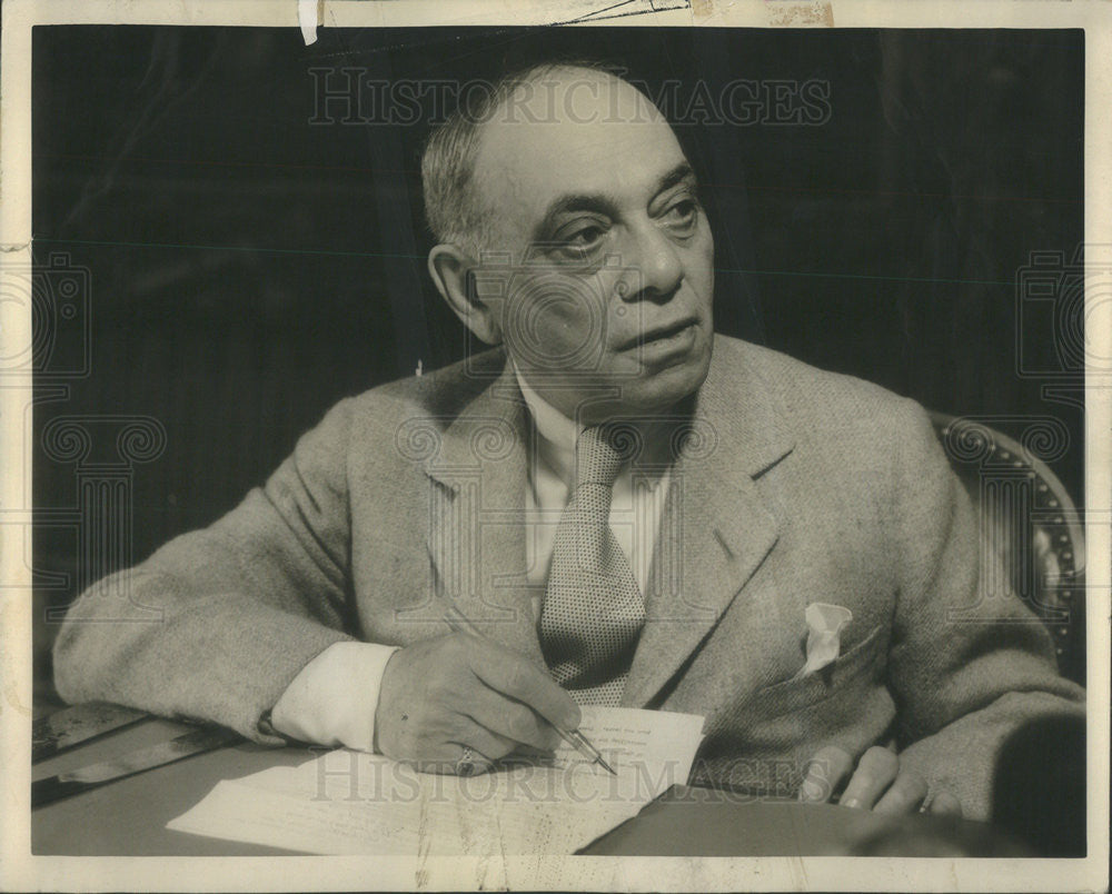 1934 Press Photo Financial Businessman Maurice Rothschild Signing Documents - Historic Images