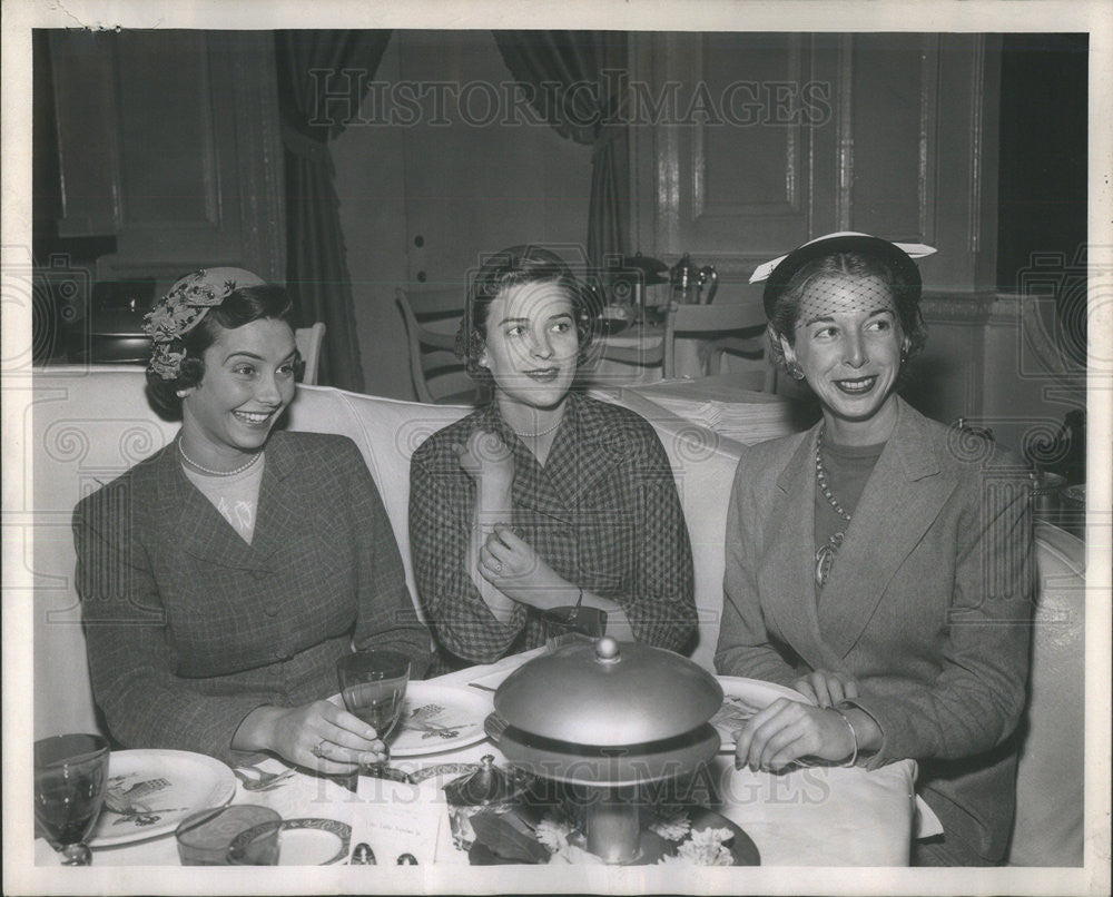 1953 Press Photo Mrs Thomas Mints, Mrs Richard Weiss and Jane Lawson - Historic Images