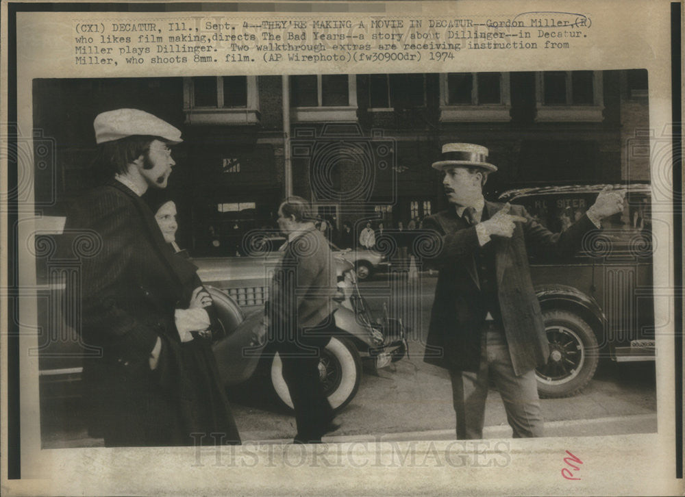 1974 Press Photo Gordon Miller On The &quot;The Bad Years&quot; Set - Historic Images