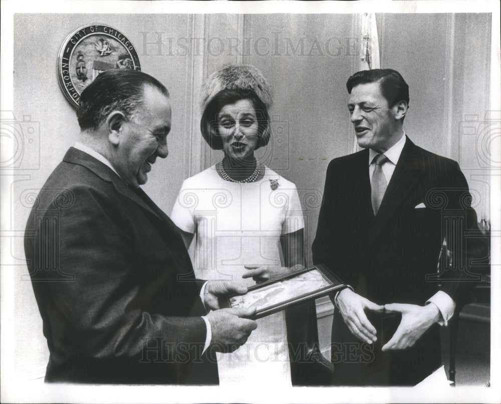 1967 Press Photo Princess Alexandra Angus Ogilvy Visiting Mayor Daley - Historic Images