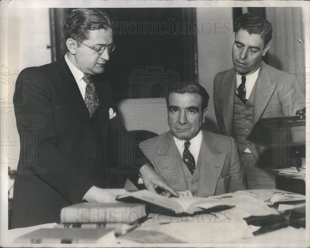 Press Photo Attn. W.W. O&#39;Brien listens to suggestions by Attn. D. Parry on - Historic Images