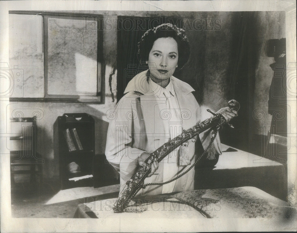 1957 Press Photo Assignment Foreign Legion Series Merle Oberon Holding Sword - Historic Images