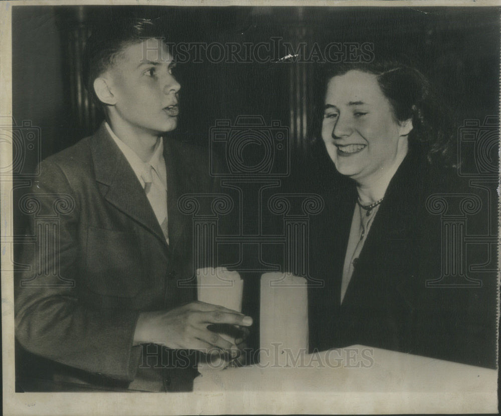 1947 Press Photo Heiress Louise Overell having Popcorn with Dick Werling - Historic Images