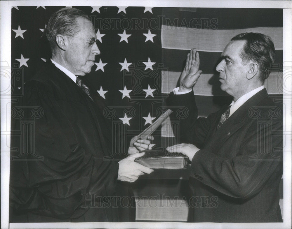 1945 Press Photo William O&#39;Dwyer Is Sworn In By Associate Judge Albert Conway - Historic Images